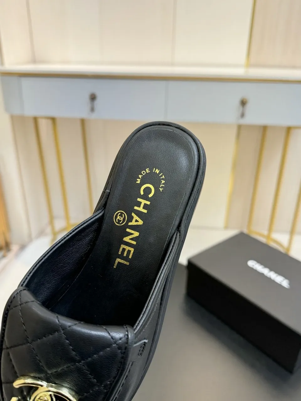 👟👟Ex-factory price 480👟👟 Xiaoxiang official website synchronizes the high version of CHANEL 2025 Chanel top buckle open-heeled shoes. The must-have hot style for early spring, the goddess series, has the elegant and ladylike temperament of Xiangjia, super attractive, irresistible, and heart-warming... ▪️The upper is imported sheepskin ▪️The lining is imported sheep lining (the same as the original version) ▪️Original model open version, genuine leather outsole🇮🇹 ▪️Standard size 35- 41 42 Customized, non-returnable